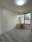南向きバルコニーに面した明るい室内です。（2階南側洋室6.0帖）