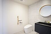 トイレはTOTO「ネオレスト」を採用。高いデザイン性と機能が魅力。車いすでも出入り可能な広さを確保し、手すりも設けています。壁面タイルとフロアタイルがお店のようなモダンな雰囲気を演出しています。