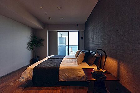 外の景色を眺めながら、ふたりが静かに心をほどく。そんなプライベートスイートのような時間が、ここにあります。