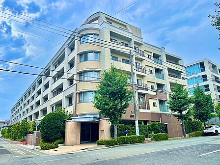 岡本の閑静な街並みに調和する、タイル貼りの重厚感あふれる外観。コーナー部分の柔らかな曲線美が優雅な印象を与え住まうことのステータスを感じさせる、時代に左右されない洗練された佇まいの低層レジデンスです。