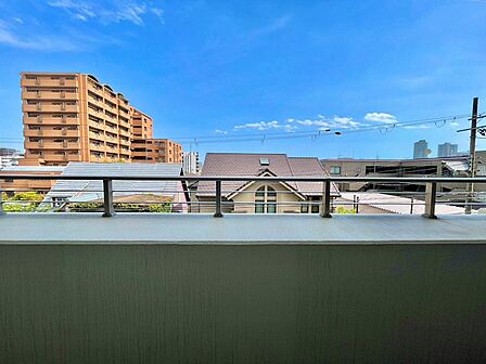 バルコニーの先には、広い空が広がります。近隣の建物とも適度な距離があり、プライバシーを守りながら開放感を満喫。天気の良い日は、青空と街並みのコントラストが暮らしに彩りを添えます。