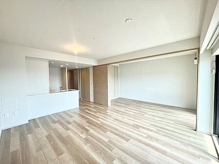 隣接する約6.4帖の洋室を開放すれば、約18.7帖の大空間として利用可能。家族が集まるパーティーや、お子様が広々と遊べるスペースとしても最適です。用途に合わせて間取りを柔軟に変化させられます。
