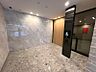 エントランス：ハンズフリーキーシステム「Tebra pass」と電池式テンキーカードロック「Tebra X」を導入しており、セキュリティ性と利便性を兼ね備えておりお子さま連れの際や両手がふさがっている時も便利です！