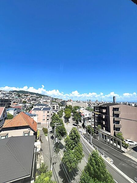 南東側眺望写真です!最上階につき眺望良好です!青い空と街並みが広がり開放的です!遠くの山々や雲まで見渡せ、四季折々の美しい景色を楽しめます!