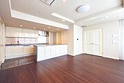【リビング】会話が弾む対面式キッチン。LDK全体を見渡せるので、ご家族とのコミュニケーションを楽しみながら料理ができます。