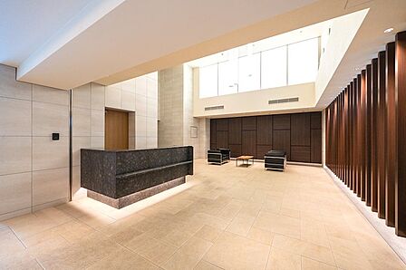 【ロビー】天井が高く開放的で、上質さが漂うエントランスロビー。来客時のおもてなしや、住人同士の交流にも利用できるホテルライクな空間です。