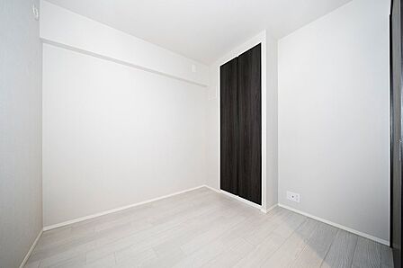 キッチン横の洋室