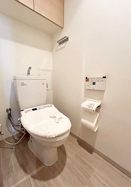 清潔感のあるお手洗いは、上部収納で空間を有効活用。温水洗浄便座付きで快適にお使いいただけます。