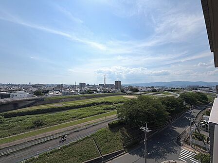 バルコニーからの眺望です、7階部分のため見晴らしがよく視界を遮る建物がないため眺望良好です♪