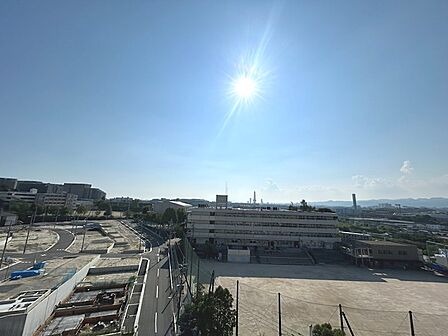 バルコニーからの眺望は前面に遮るものもなく開放的です。万博公園の太陽の塔を望むことができます。