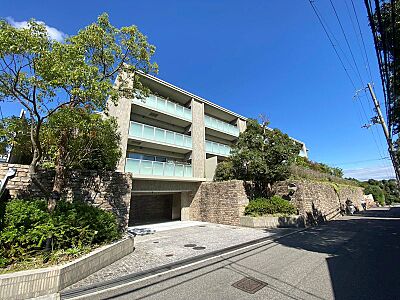 外観:静謐な住宅街に佇む、地上4階建ての邸宅。その洗練された佇まいは、都市の喧騒から一線を画した、高級感を醸し出します。 外観:静謐な住宅街に佇む、地上4階建ての邸宅。その洗練された佇まいは、都市の喧騒から一線を画した、高級感を醸し出します。