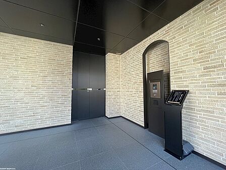 エントランス入口にはモニター付きオートロックシステムを採用　　まるで大劇場のような空間演出が光るエントランス。美しい御影石と煌めく照明が、住まう方に特別な日常を予感させます。?