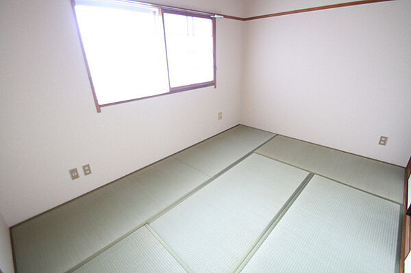 画像8:玄関横の和室です。