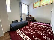 ２階洋室。各居室に収納がありスッキリ片付くお部屋です。