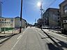 周辺：前面道路は約８ｍ。国道まですぐの便利なエリア。