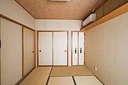 １階には独立した和室が２部屋。こちらの居室は玄関にも近く来客用にもオススメ。