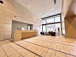 【エントランスホール】お住まいの顔となるエントランスは明るく広さがございます。