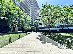 【プライベートガーデン】敷地内は緑に囲まれており、お子さまとの散策やちょっとした気分転換にも嬉しい環境です。