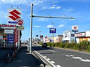 近隣にはガソリンスタンド、スーパー、ドラッグストア、飲食店など様々な商業施設が建ち並んでいます