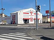 けやき台方面にリサイクルショップ、ガソリンスタンド、飲食店などがあります