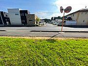 バスが走るメイン通りが目の前の道路です。バス停も近くにあります