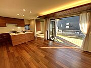大きな窓でつながる半屋外空間が特徴の明るいリビング。南向きの陽当たりの良さが魅力です
