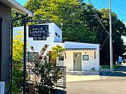 メイン通りには音楽教室、ヘアサロン、エステなどのお店があります