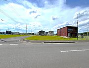 歩道2.5ｍ＋車道7ｍ＋歩道2.5ｍのメイン通り。メイン通りは店舗併用住宅も建築可能です