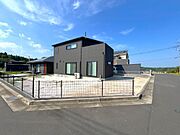 角地にあるので二方から出入りができ、前面道路は6.33ｍあります。段差がほとんどないから駐車する際もスムーズ！