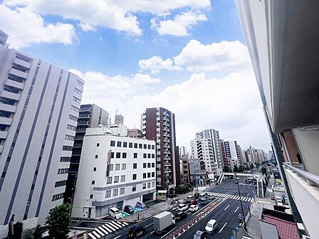 バルコニーからの眺望です。周囲の街並みが見渡せて綺麗ですね♪
