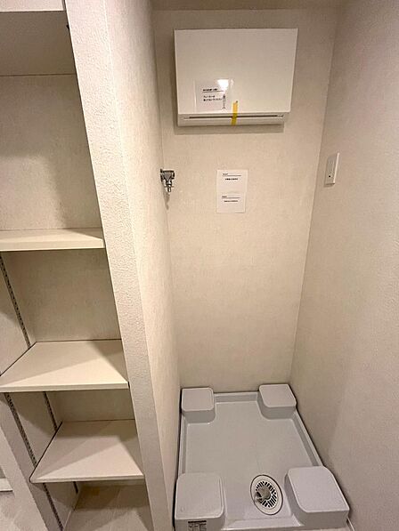 洗濯機置き場です☆スペースが充分に確保されており、横に棚もついているのが嬉しいですね♪
