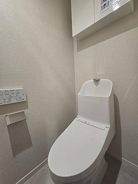 縦型トイレはお掃除などお手入れがしやすく常に清潔に保ちやすいですよ♪