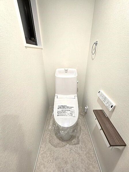 縦型トイレはお掃除などお手入れがしやすく常に清潔に保ちやすいですよ♪