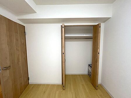 天井まである収納!長いものも収まりそうですね♪