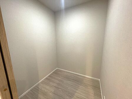 季節家電や大型の荷物を一括収納。居住スペースにモノを置かず、広々と使えます☆