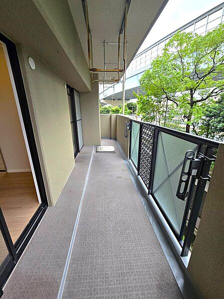 幅が広くクリーンな印象のバルコニー☆大きなバルコニーは柔らかい風を運んできます…♪洗濯物もたくさん干せそうですね!