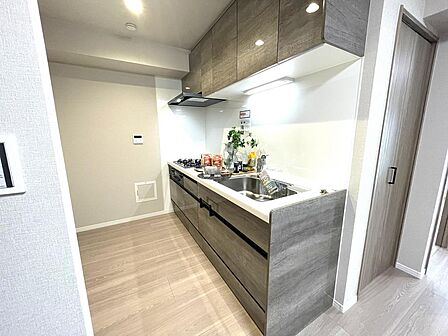 壁付けのワイドなキッチン♪落ち着きながらもトレンドを感じる色調がオシャレです☆