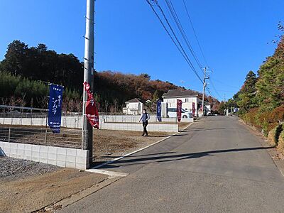 外観：周囲に高い建物が建つことの無い、第一種低層住居専用地域内の土地なので、大きく陽当りが変わることはありません。