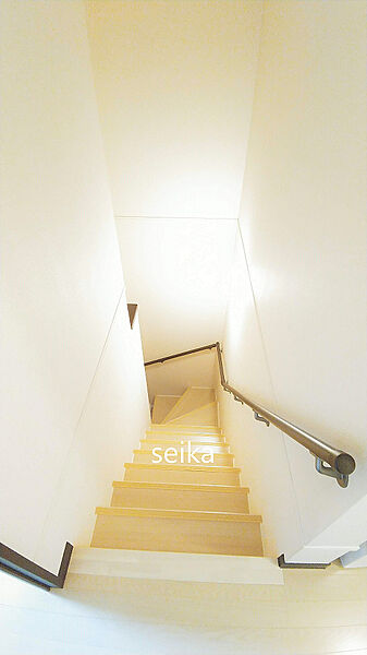 画像11:2階のお部屋へは内階段を上ります。