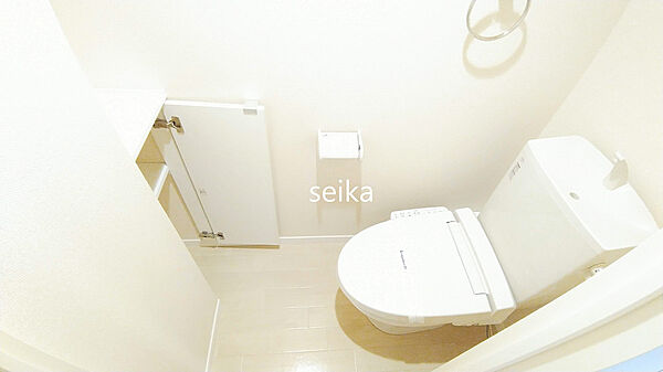 画像11:バストイレ別。温水洗浄便座付き※現状と家具の色が異なる場合があります