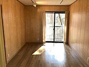 2階東側洋室。約7畳。