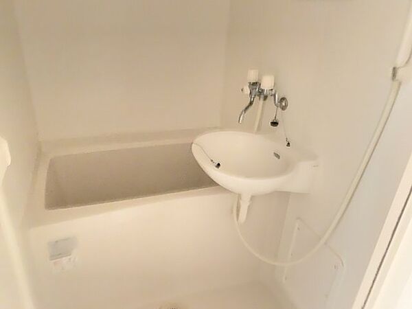 画像16:お風呂に洗面台あり。