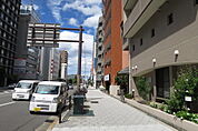 当マンションの東前です」。