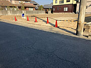 西側前面道路。