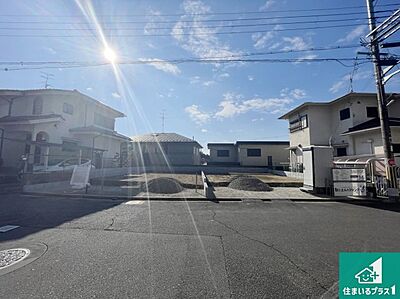 外観：周辺は落ち着いた街並みの住宅地！子育てがしやすい住環境です！まだ未完成ですが、現地でしかわからない事もございます。是非一度ご覧ください。