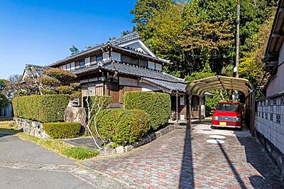 外観:外観(全体)自然に囲まれた住宅になっています。車種によって複数台の駐車も可能です。 外観:外観(全体)自然に囲まれた住宅になっています。車種によって複数台の駐車も可能です。