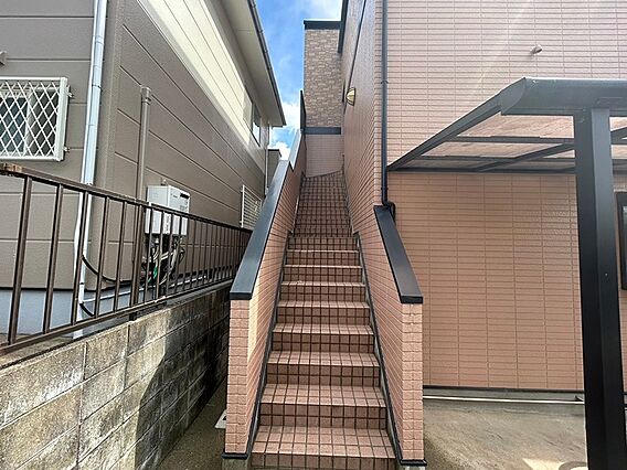 タイル張りの階...