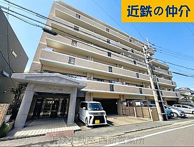 外観：明るい陽光が降り注ぐ、開放感のあるマンションです。広々としたエントランスが、住まう方を優しく迎えます。駐車場も確保されており、カーライフも快適に過ごせます。