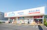 周辺：徒歩約8分の「ウエルシア千歳台二丁目店」。医薬品はもちろん、日用品や化粧品、食品まで幅広く揃い、急なお買い物にも便利。処方せん受付もあり、毎日の暮らしを支えてくれる身近な生活施設です。