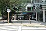 周辺：成城学園前駅まで1600m 最寄りのバス停からバス利用約5分で「成城学園前」駅前へ。急行停車駅を利用できるため、お出かけやショッピングなど、行き先に応じて駅を使い分けられる便利なロケーションです。